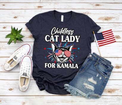 Childless Cat Lady for Kamala Harris 2024 T-Shirt