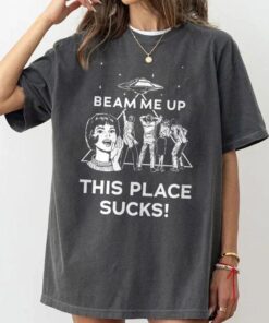 Vintage ‘Beam Me Up, This Place Sucks’ Sweatshirt – Funny Sci-Fi Alien Shirt, Space Humor Tee, Retro Movie Quote Shirts