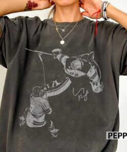 Connor Hellebuyck Vintage T-Shirt, Sweatshirt & Hoodie